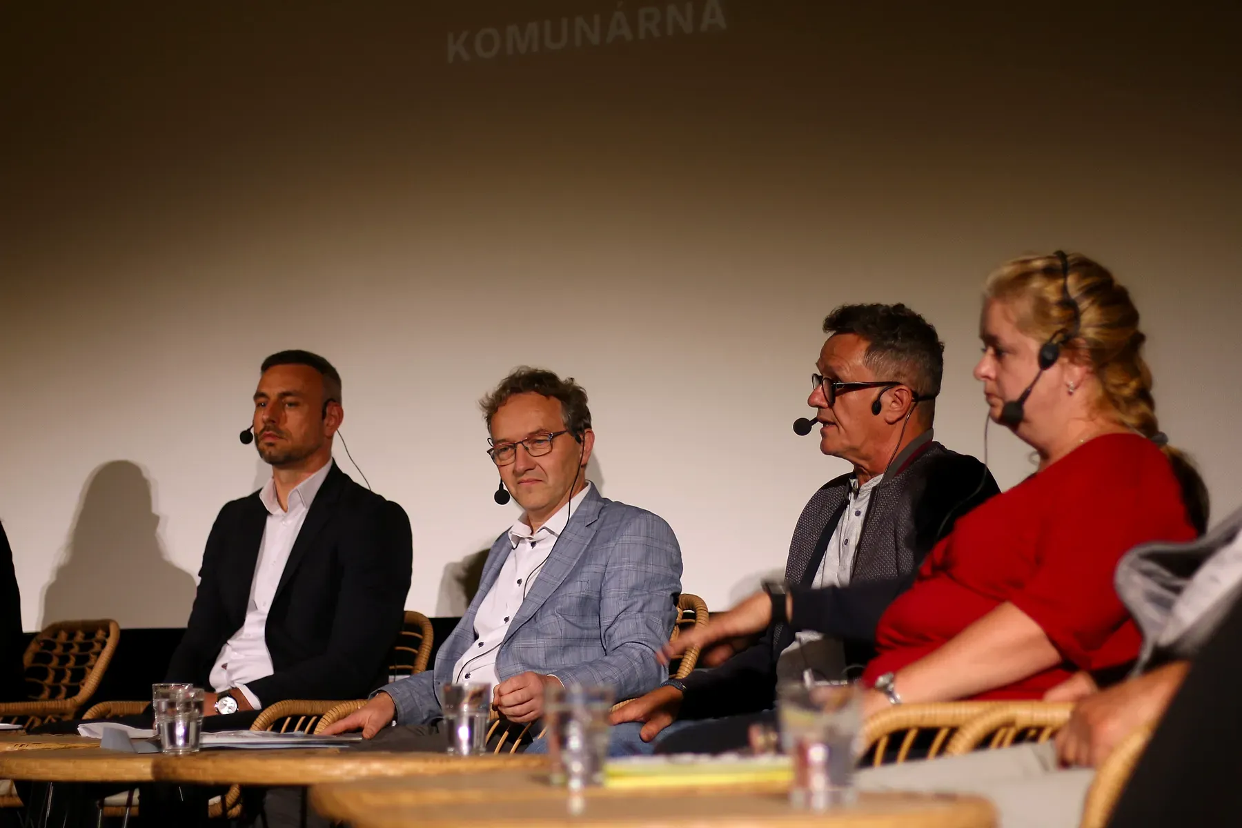 Kandidáti na pódiu Kina Pohoda v Jeseníku během debaty, kterou uspořádala Komunárna