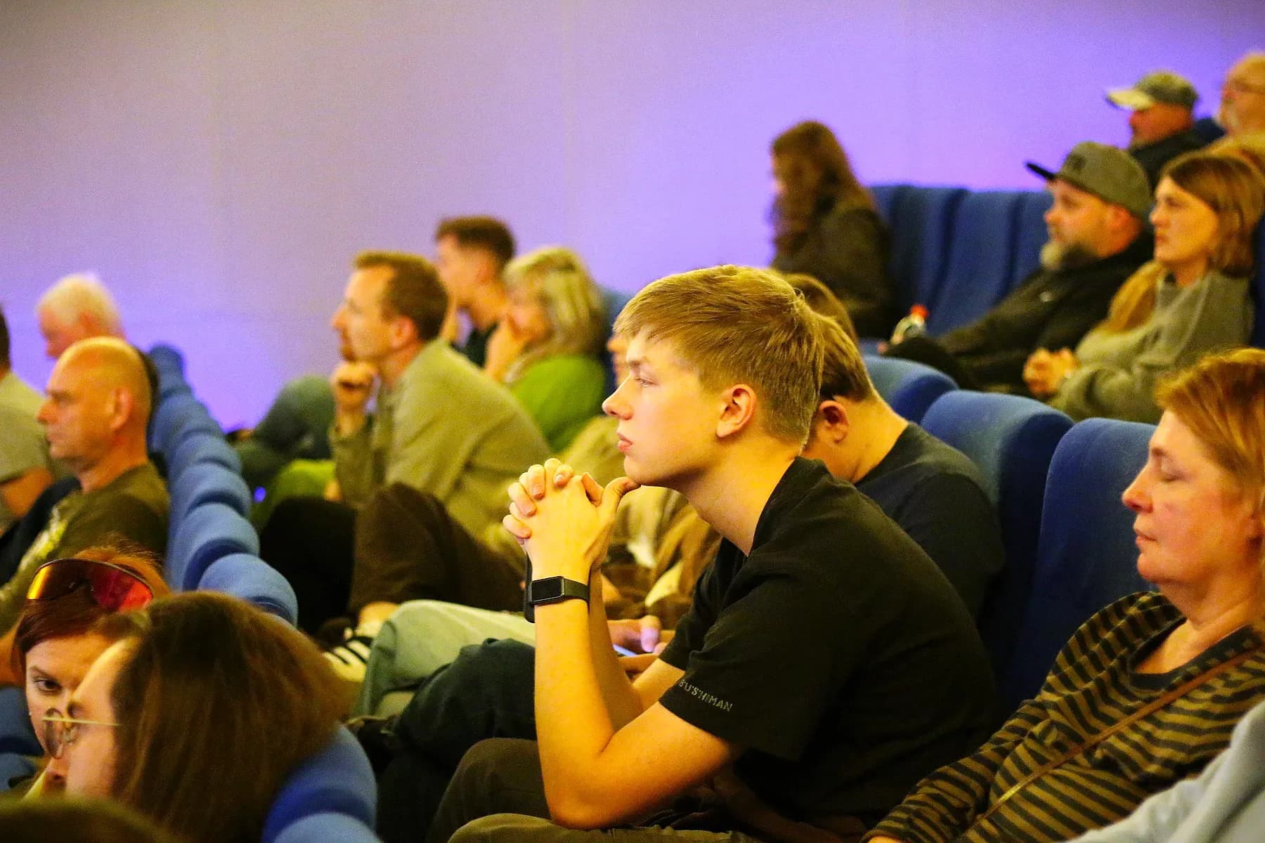 Publikum v sále Kina Pohoda poslouchá debatu